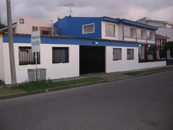 Fachada pintada azul y blanco