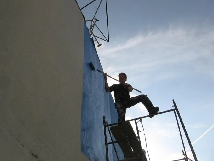 Pintor en fachada 