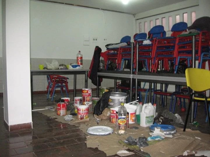 Silla apiladas y botes de pintura