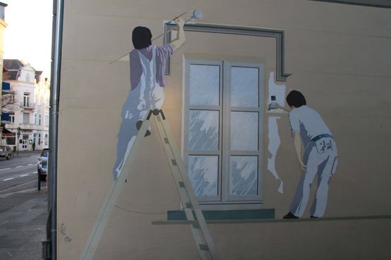 Mural de pintores en fachada